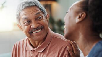 enfermera sonriendole a un hombre