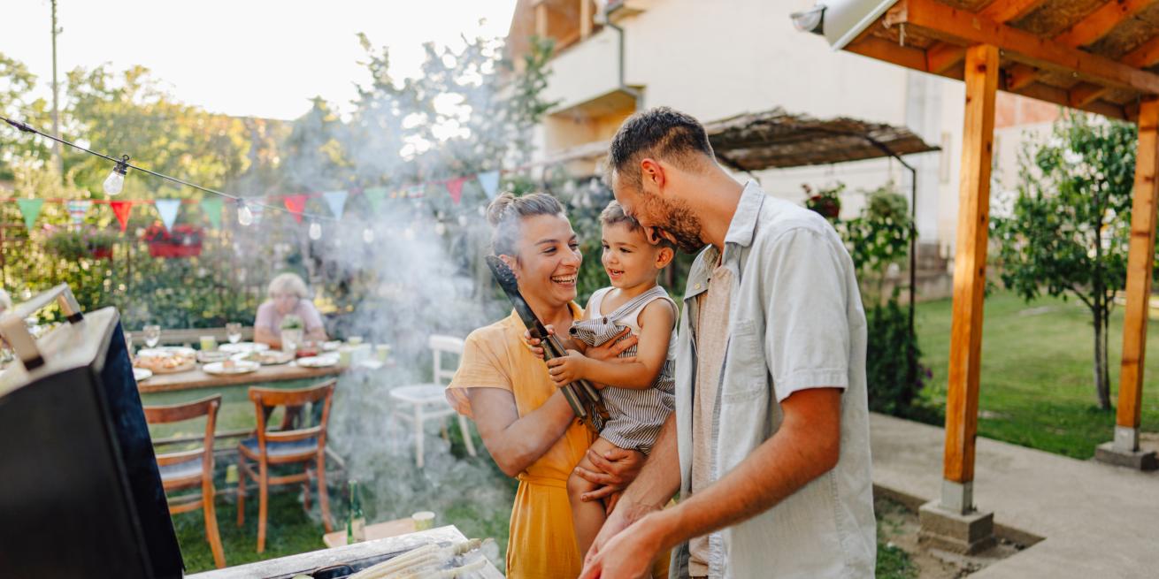familia cocinando en la parilla