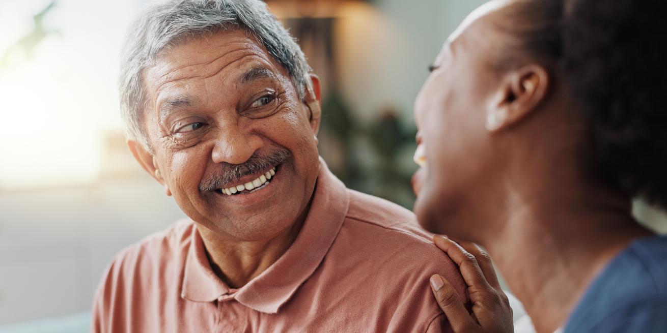 enfermera sonriendole a un hombre