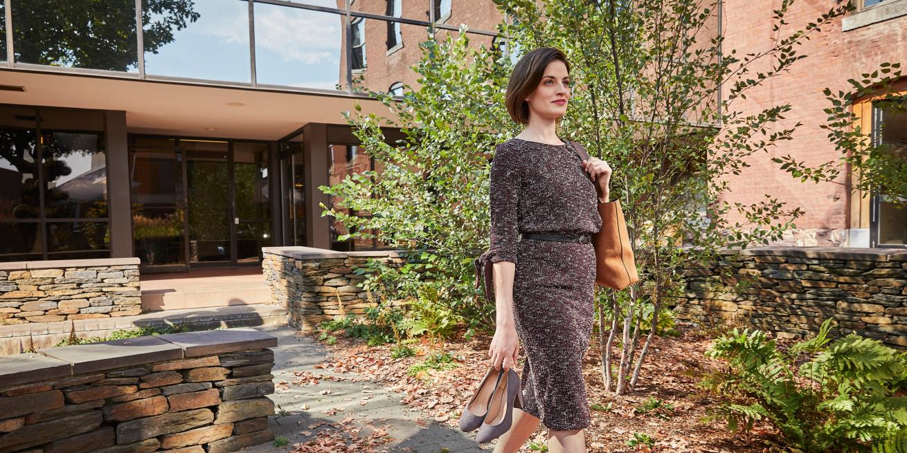 Mujer caminando en un jardín.