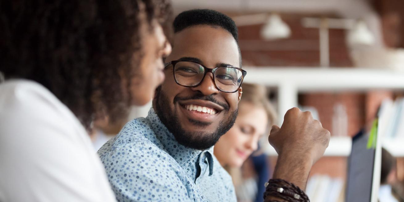 hombre con espejuelos sonriendo
