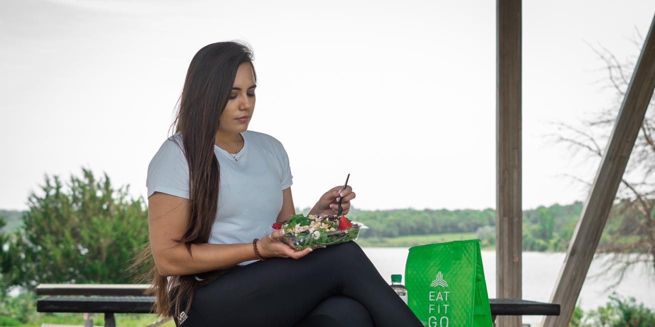 mujer comiendo una ensalada