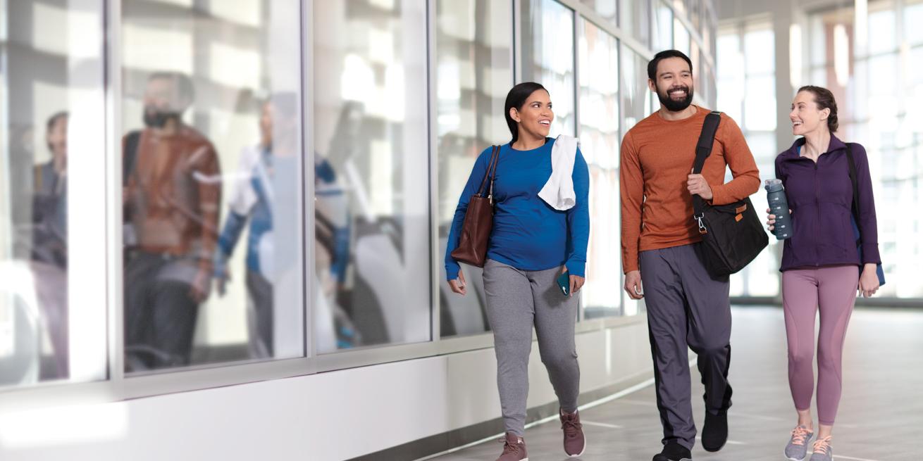 Tres colegas caminando hacia el gimnasio.