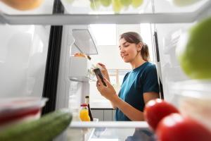 Mujer mirando dentro del refrigerador