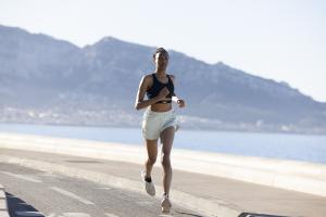 Mujer corriendo en la playa