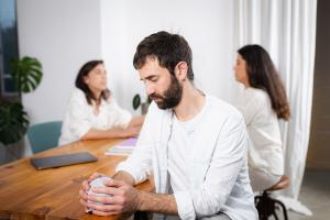 Hombre sentado a la mesa reflexionando