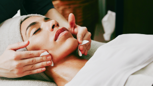 Mujer recibiendo un tratamiento facial.